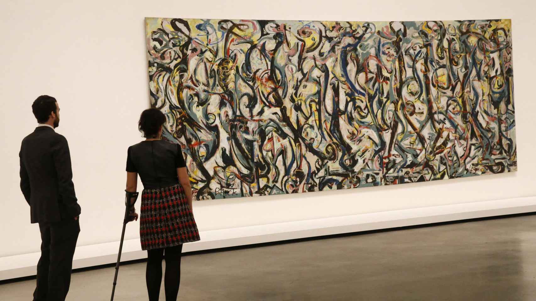 Dos personas observan MuraL, del artista Jackson Pollock.