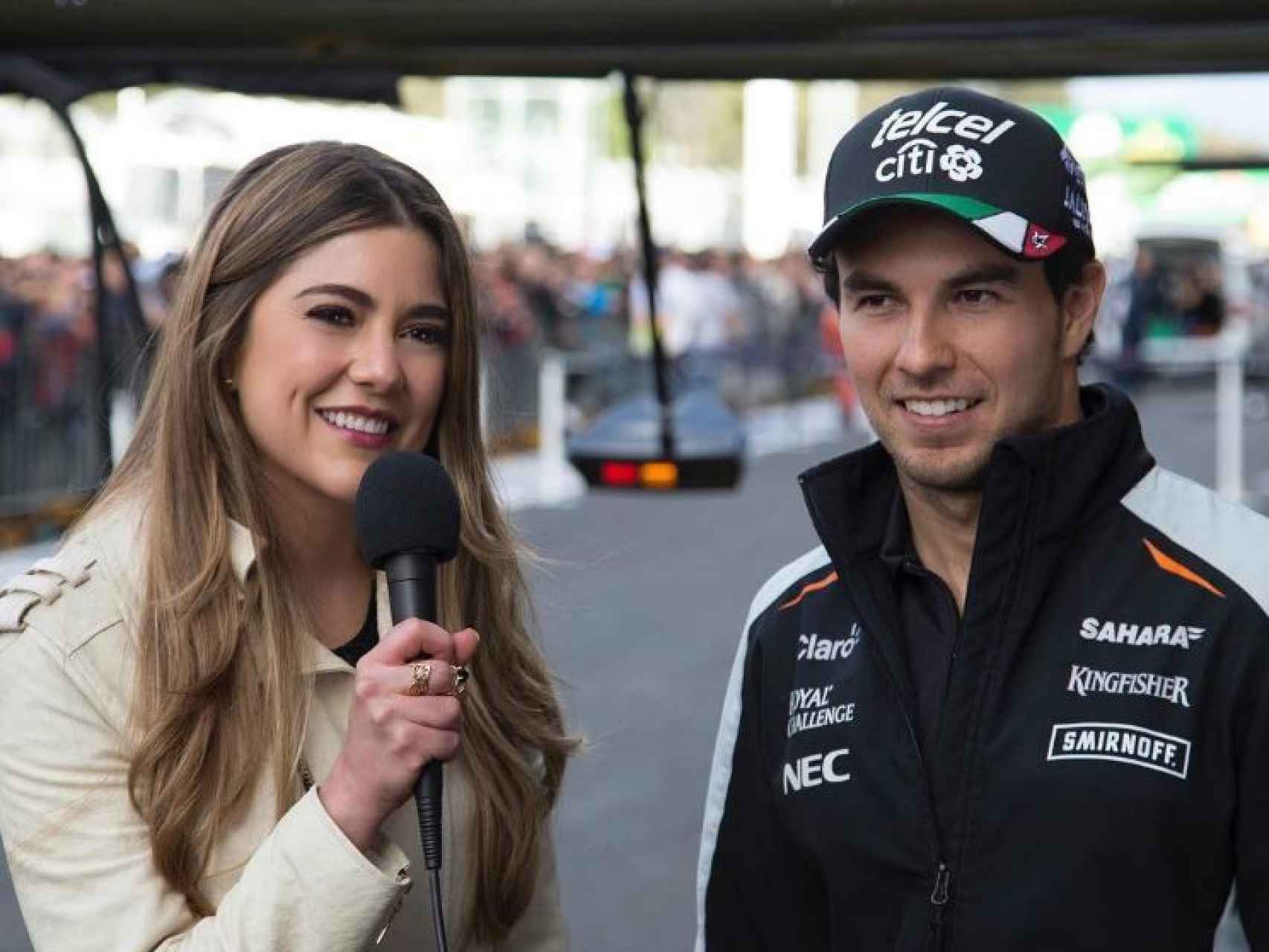 Letizia Sahagún entrevistando al piloto mexicano Sergio Pérez.