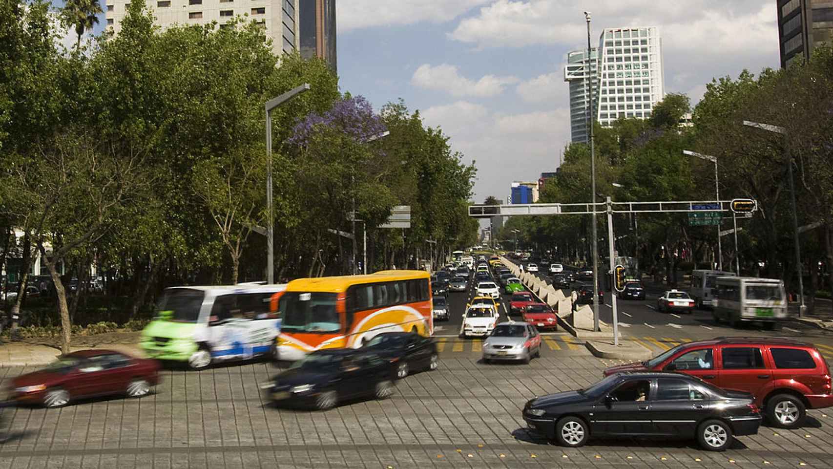 Tráfico pesado en la Avenida Reforma.
