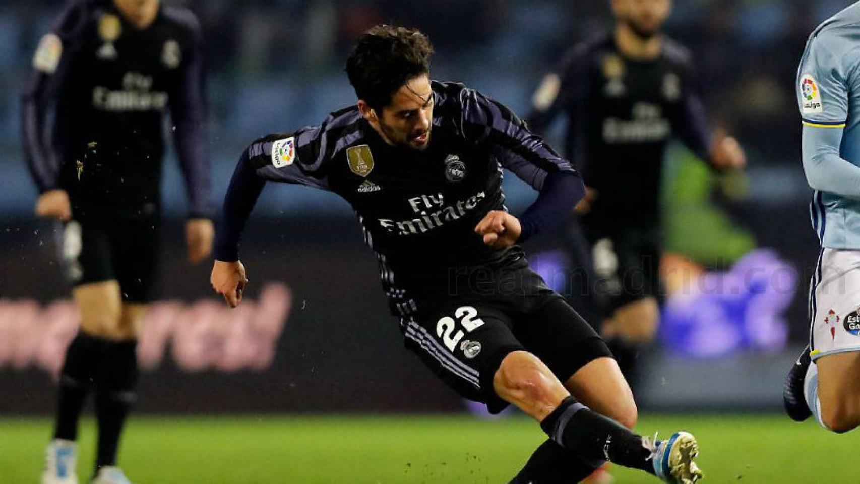 Isco da un pase frente al Celta en Copa