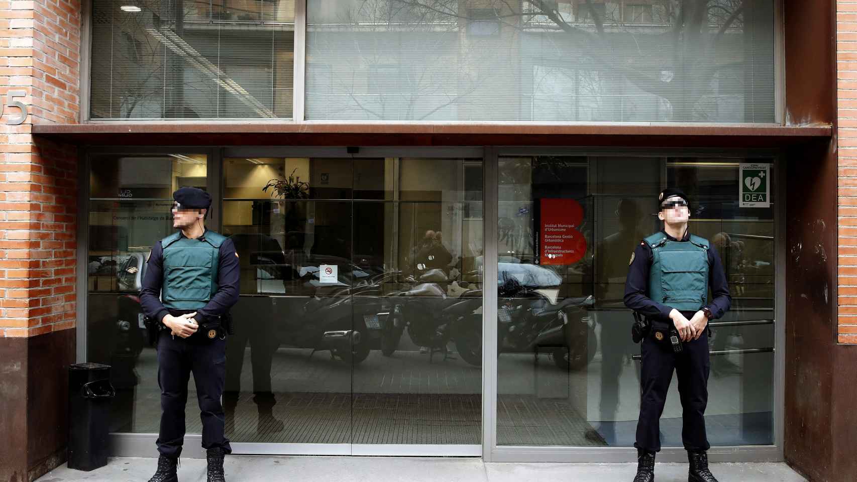La Guardia Civil durante el un registro en Barcelona por supuesta financiación irregular de CDC.