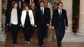 Puigdemont, Ada Colau (I); Carme Forcadell (2I); y el expresidente catalán Artur Mas.