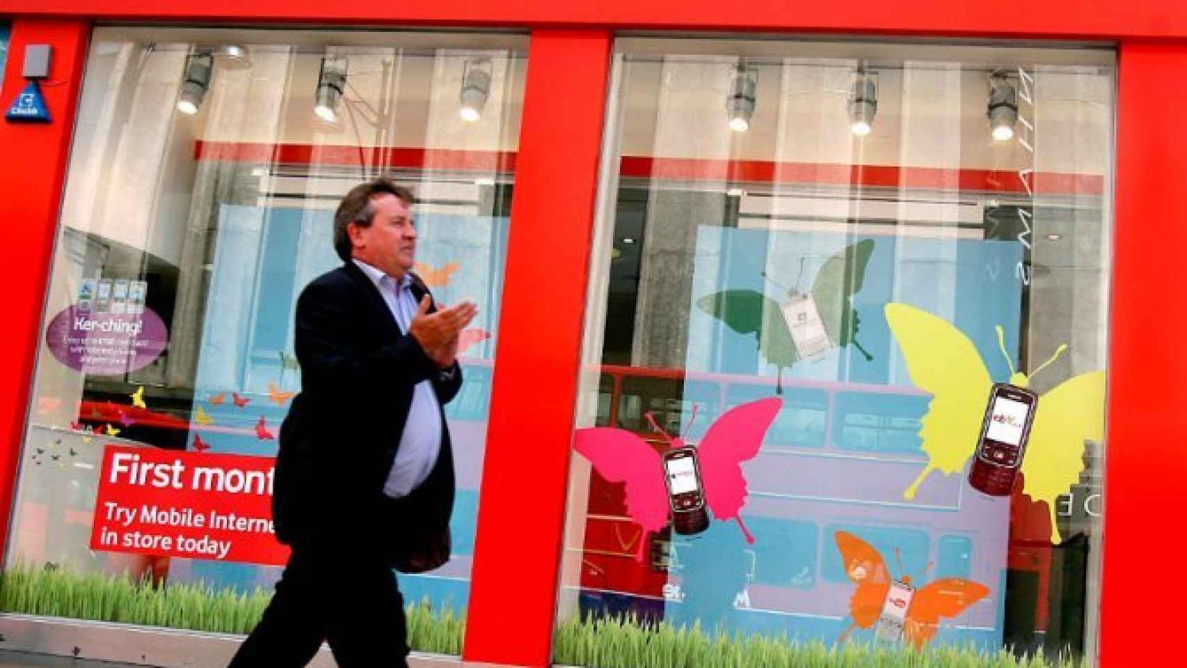 Un hombre pasa ante una tienda de Vodafone en una imagen de archivo.
