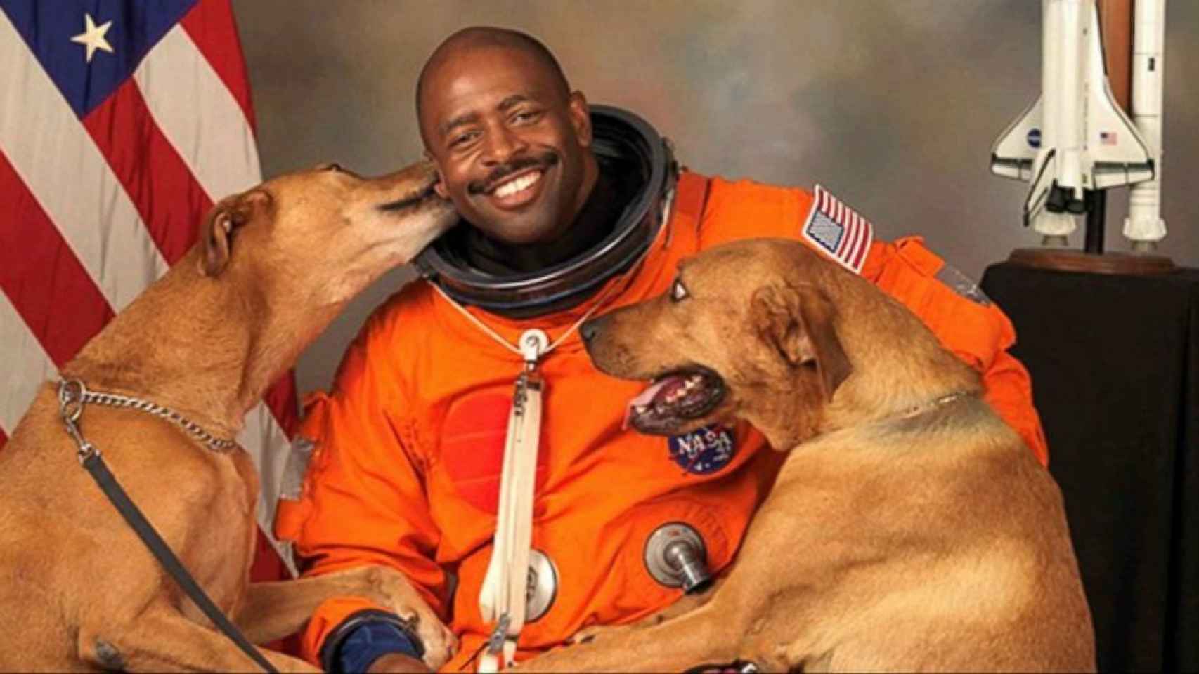 Leland Melvin en la foto oficial que se hizo para la NASA junto a sus mascotas.