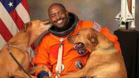 Leland Melvin en la foto oficial que se hizo para la NASA junto a sus mascotas.
