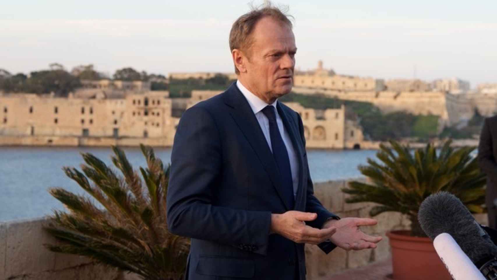 El presidente del Consejo Europeo, Donald Tusk, habla con la prensa al llegar a Malta