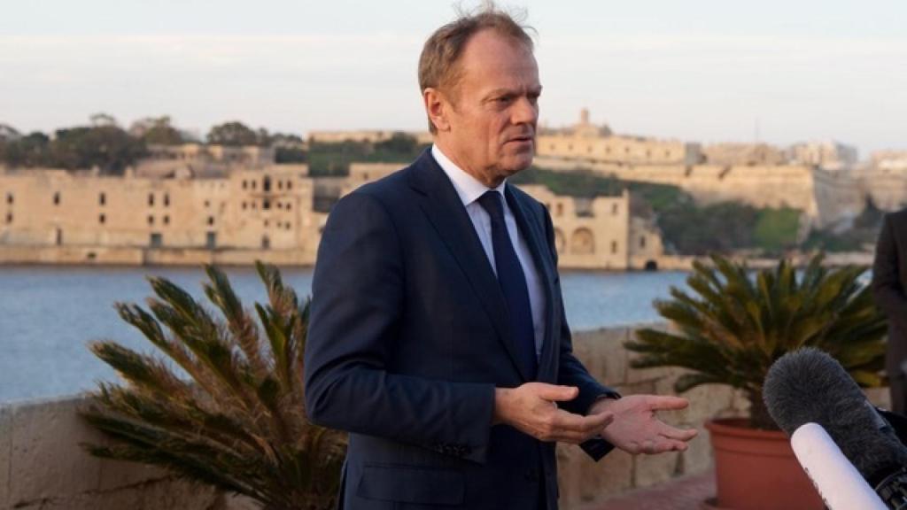 El presidente del Consejo Europeo, Donald Tusk, habla con la prensa al llegar a Malta