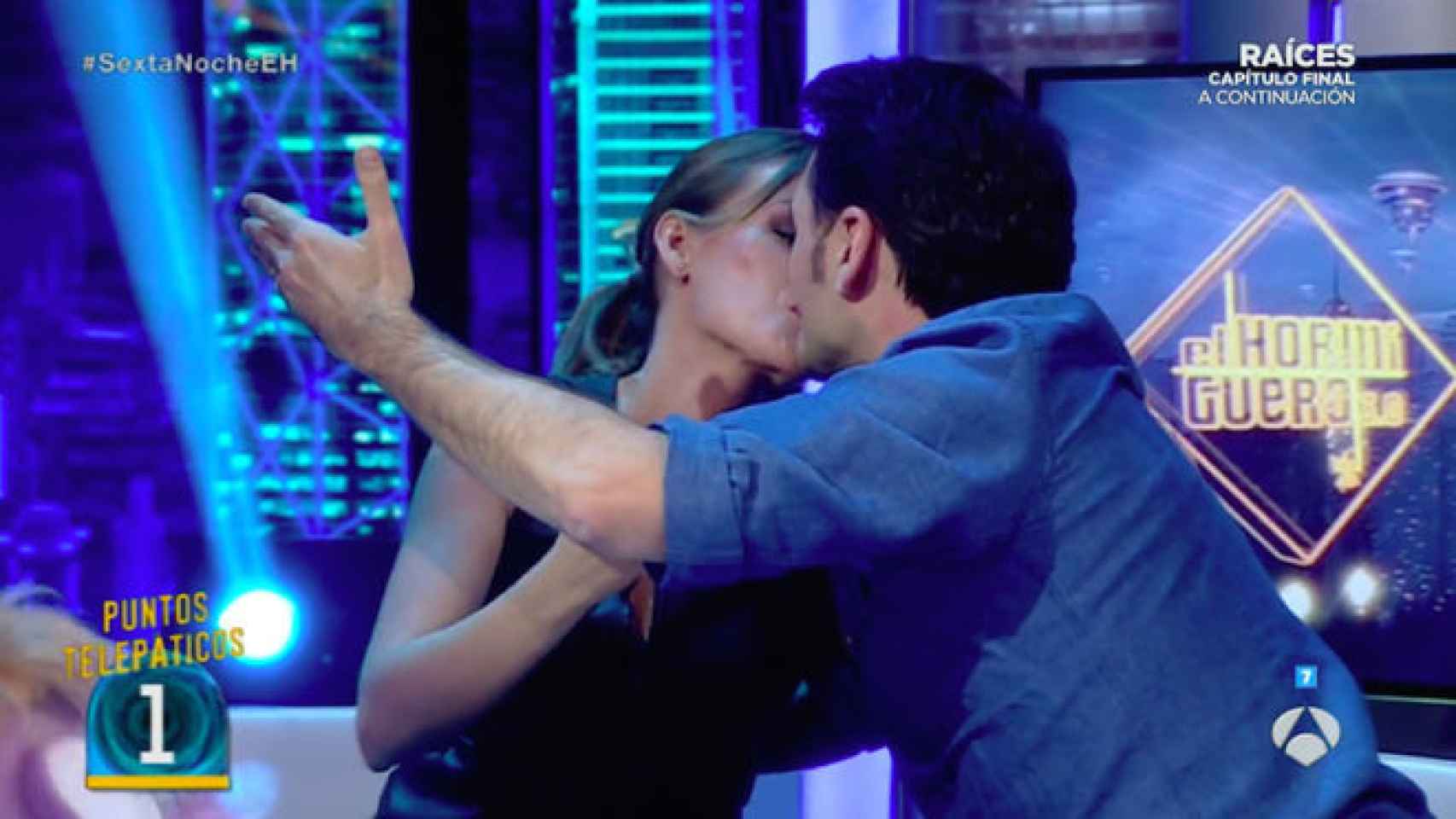 Iñaki y Andrea se besan en directo.