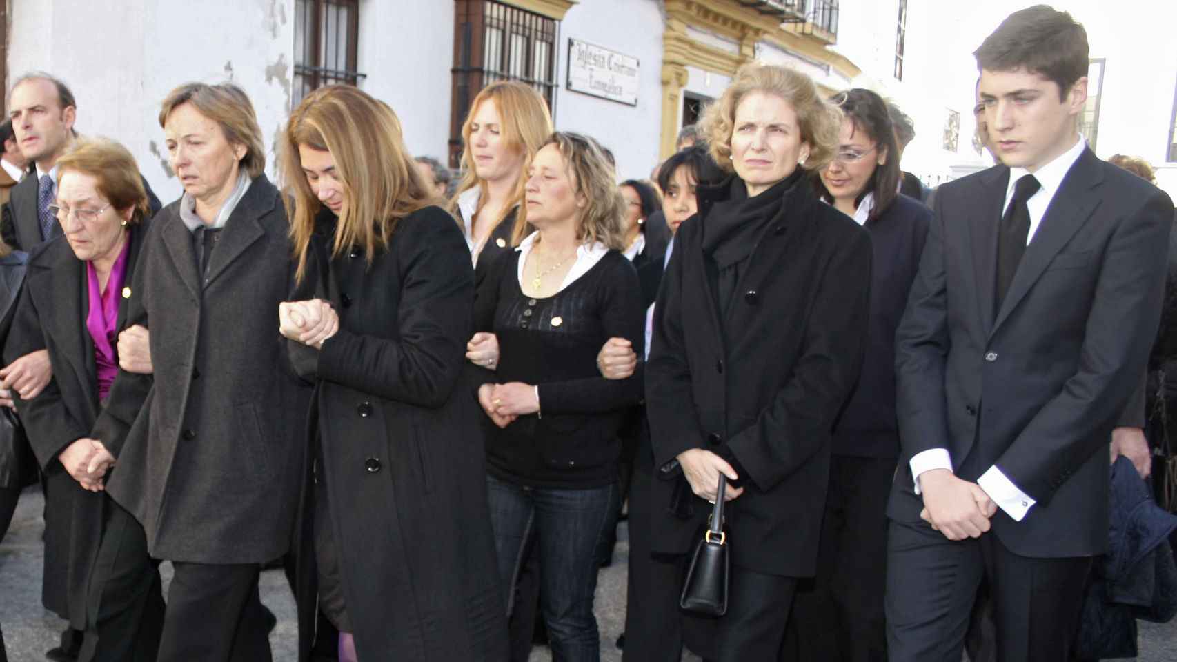 La viuda (segunda por la izda) y la hija (segunda por la dcha) de la duquesa roja, en su funeral.