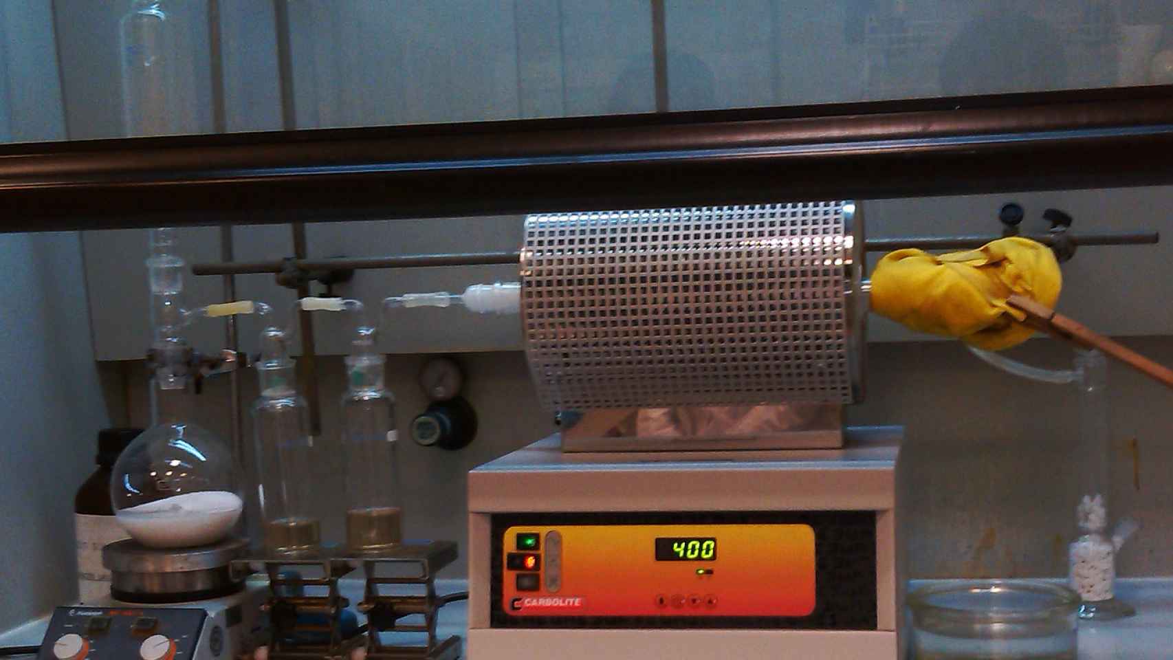 El proceso de obtención del grafeno comienza en un horno de tubo.