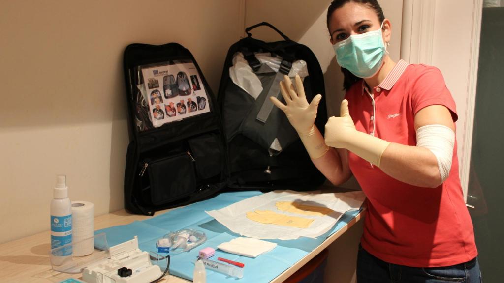 Cuando está fuera de casa, Noelia se alimenta vía intravenosa a través de una mochila portátil.