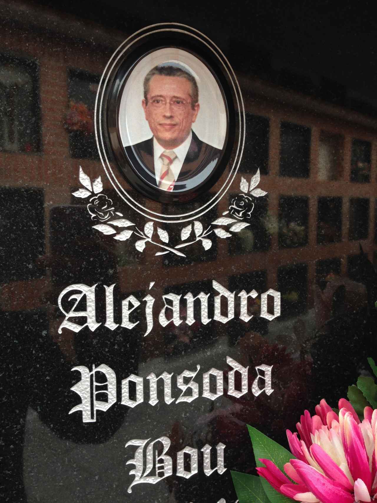 La lápida de Alejandro Ponsoda, regidor asesinado de Polop (Alicante).