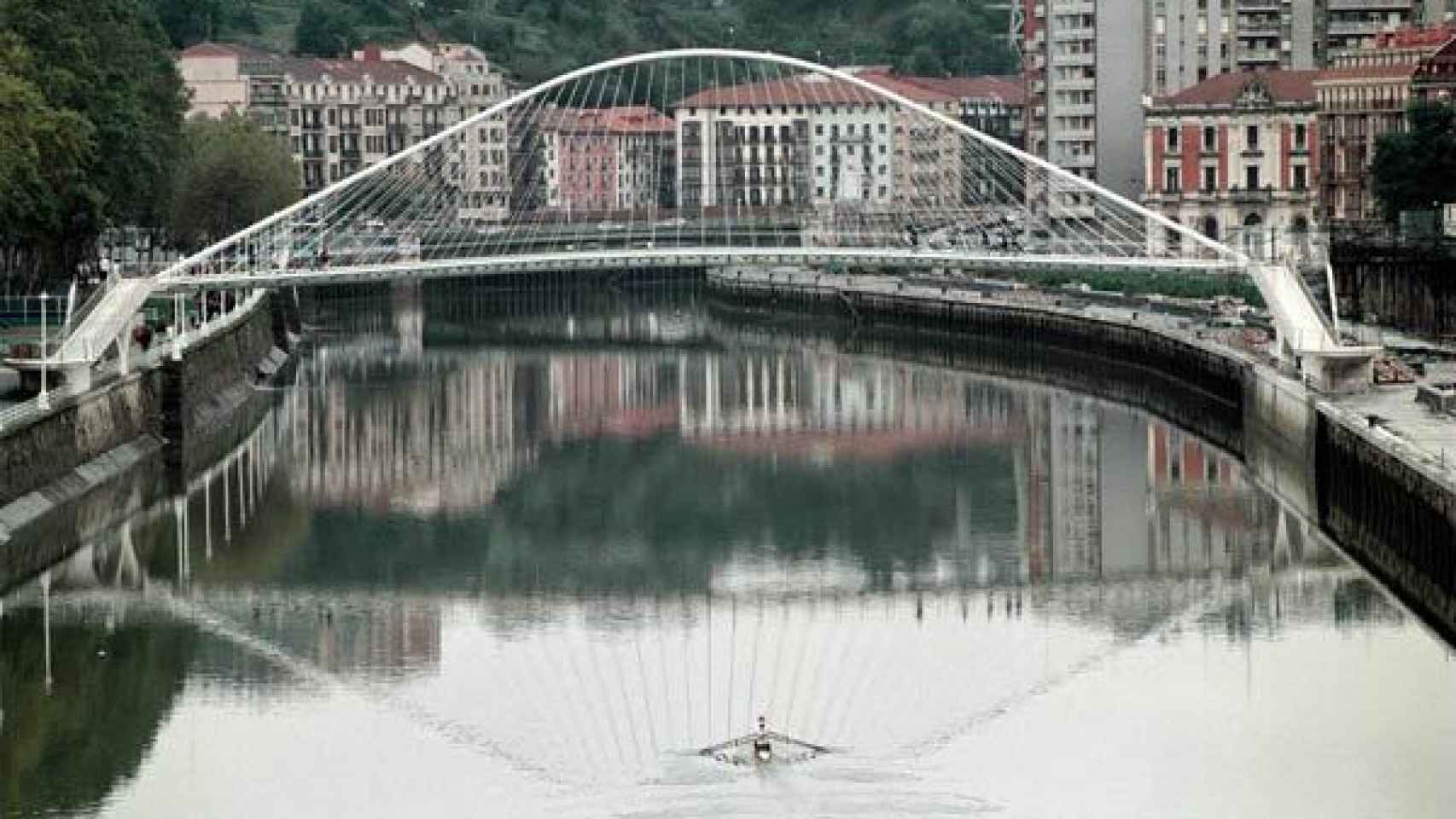 El puente de Zubi Zuri, en Bilbao.