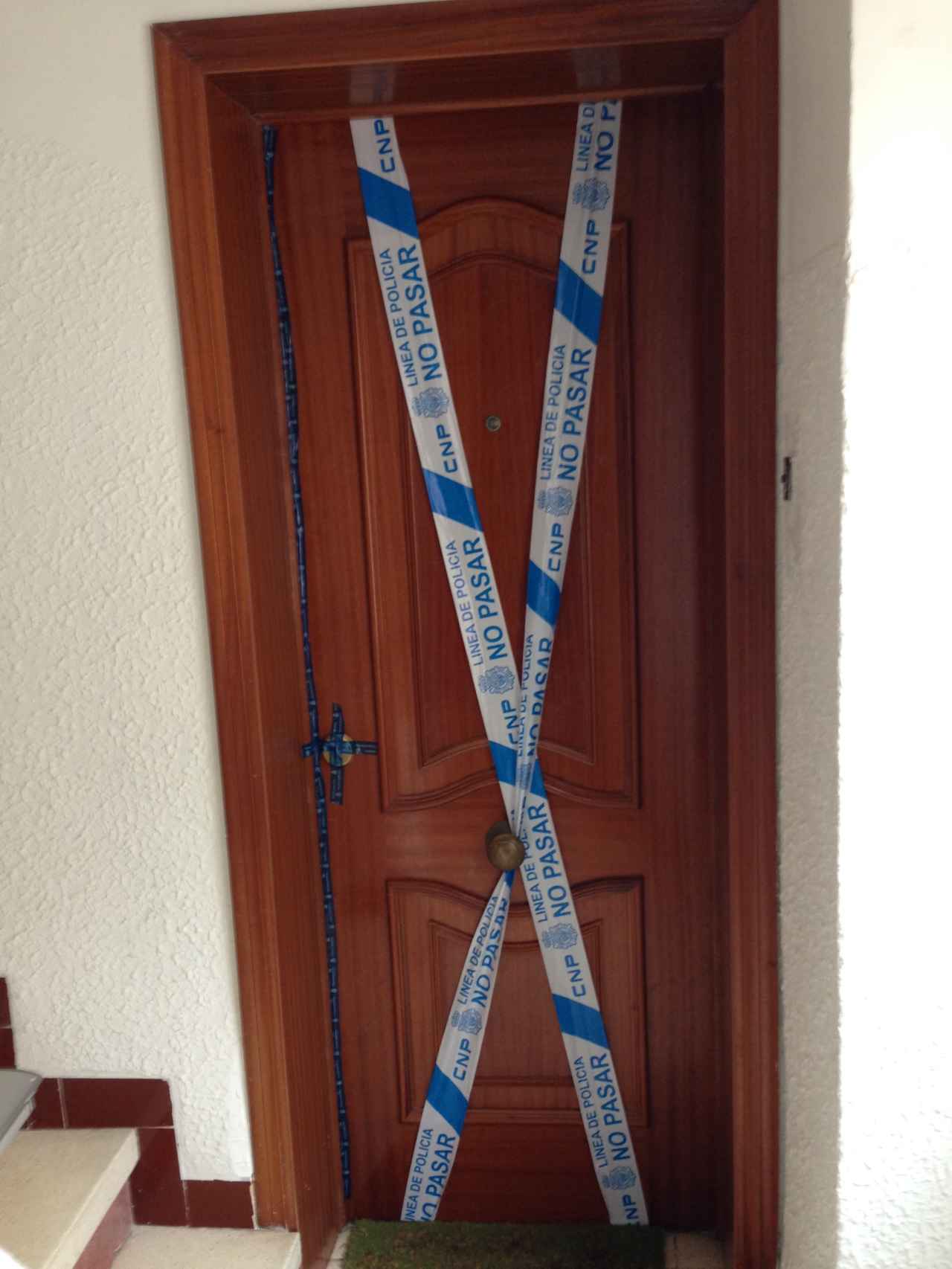 La puerta de la vivienda de la familia marroquí, precintada por la Policía Nacional.