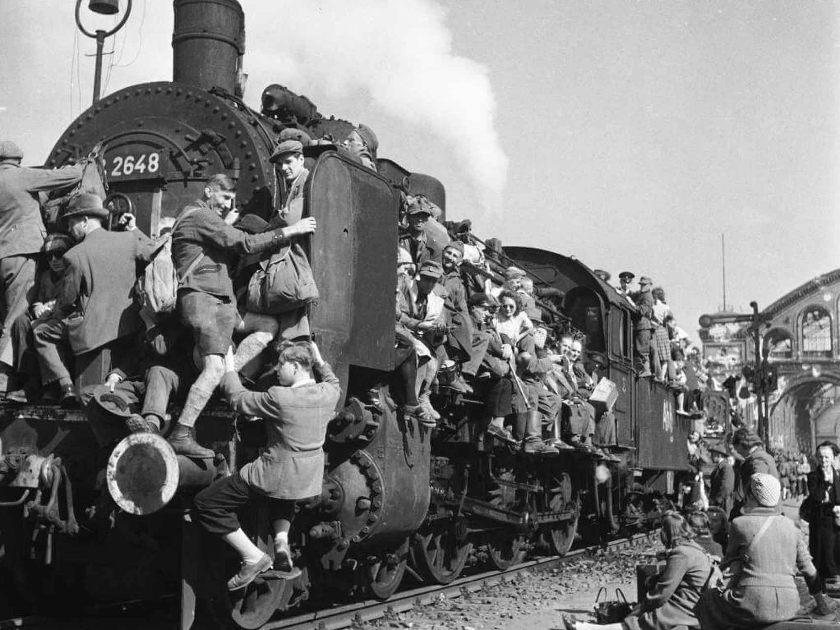 Refugiados encaramados a un tren durante la Segunda Guerra Mundial