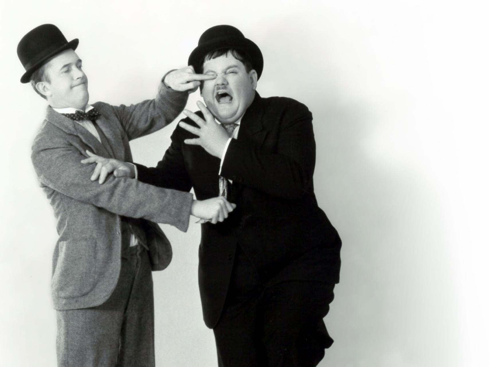 Una escena clásica entre ambos actores: directo al ojo.