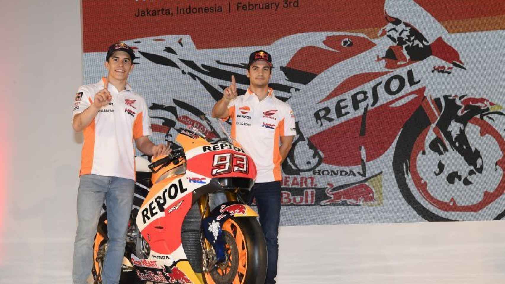 Marc Márquez y Dani Pedrosa, durante la presentación del equipo Repsol Honda en Jakarta.