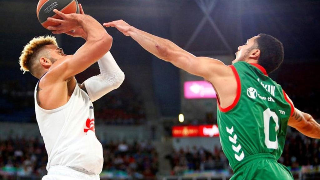 Jeffery Taylor ante Shane Larkin en el Baskonia - Real Madrid. Foto: euroleague.net