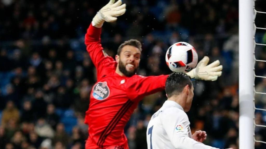 Sergio Álvarez para un balón a Cristiano Ronaldo