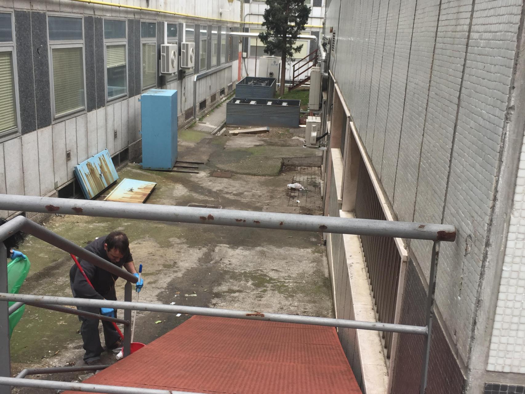 Patio al que cayeron el hombre y su bebé tras arrojarse por la ventana