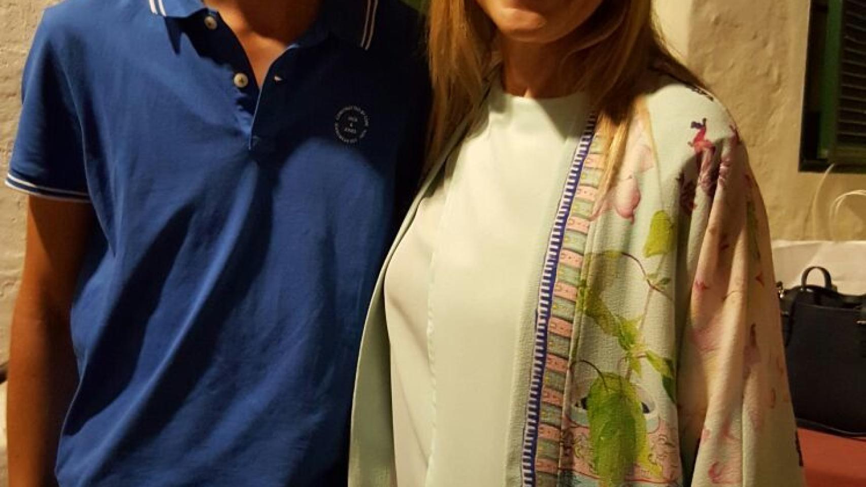 El joven compromisario junto con Cristina Cifuentes.