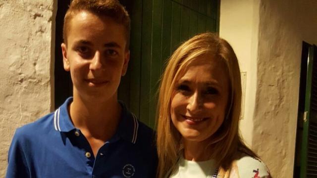 El joven compromisario junto con Cristina Cifuentes.