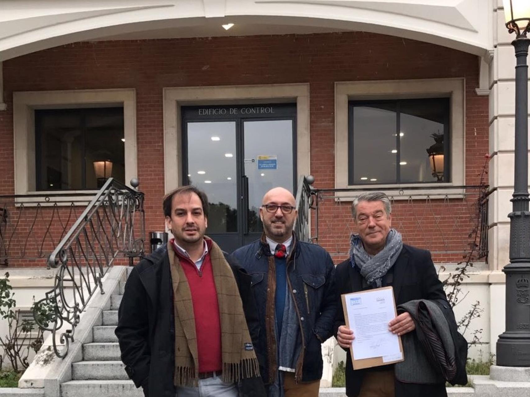 La delegación de Som Valencianas -Jaume Hurtado, Paco Cano y Joan Culla-, este viernes en Moncloa.