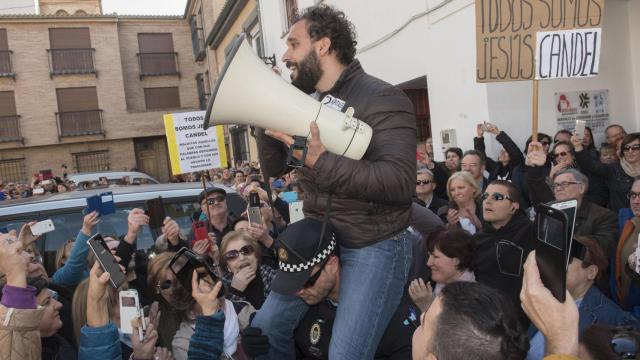 Spiriman llevado a hombros por un policía y arropado por varios centenares de personas .