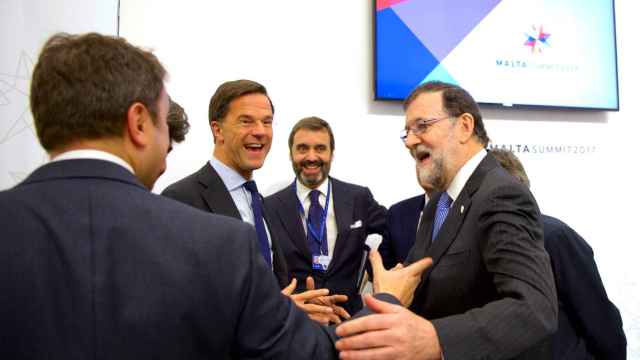 Rajoy saluda a sus colegas de Luxemburgo y Holanda durante la cumbre de Malta