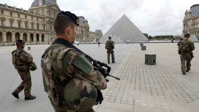 Soldados vigilan el Museo del Louvre.