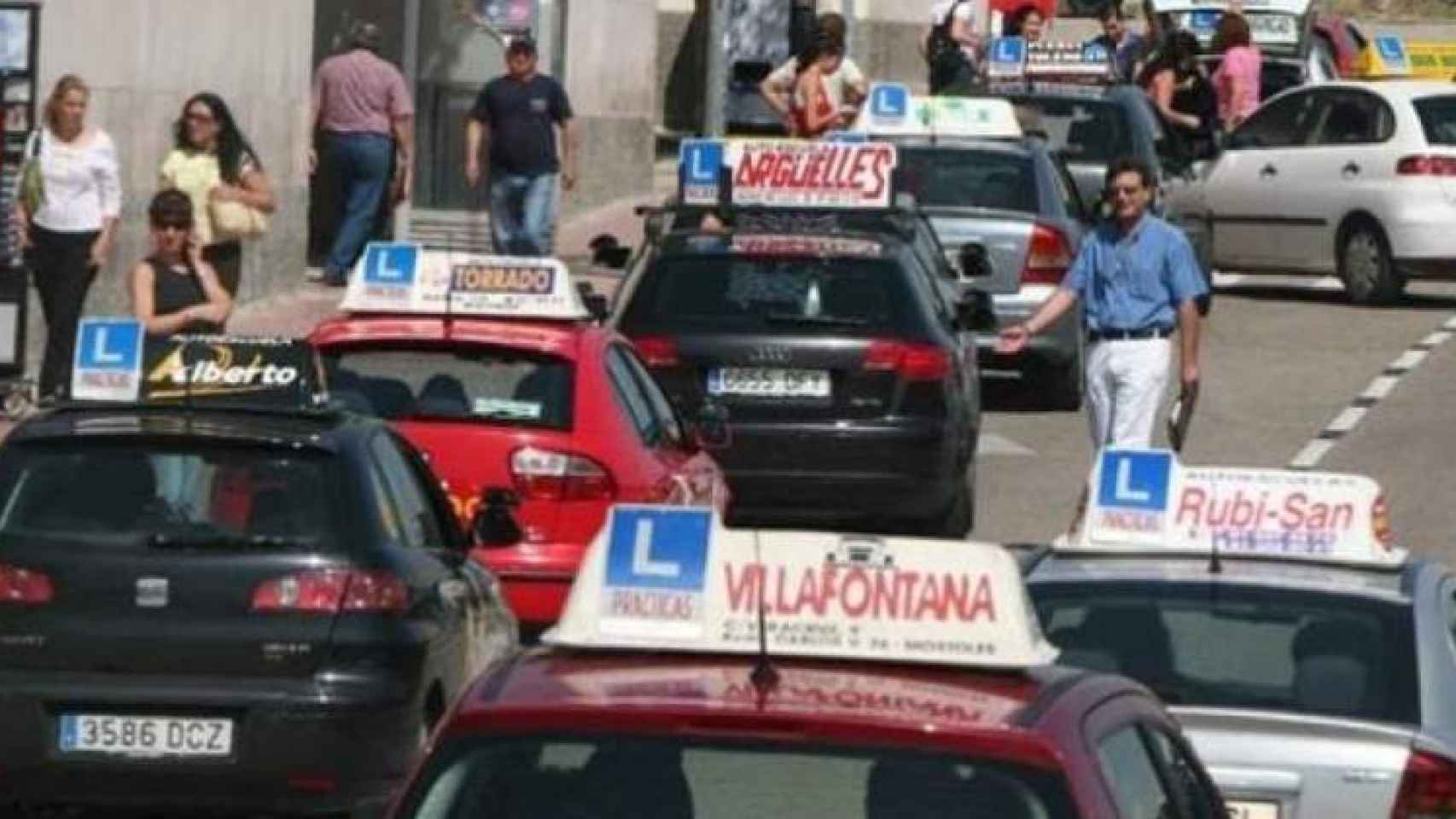 600 examinadores para atender a 9000 autoescuelas en España.