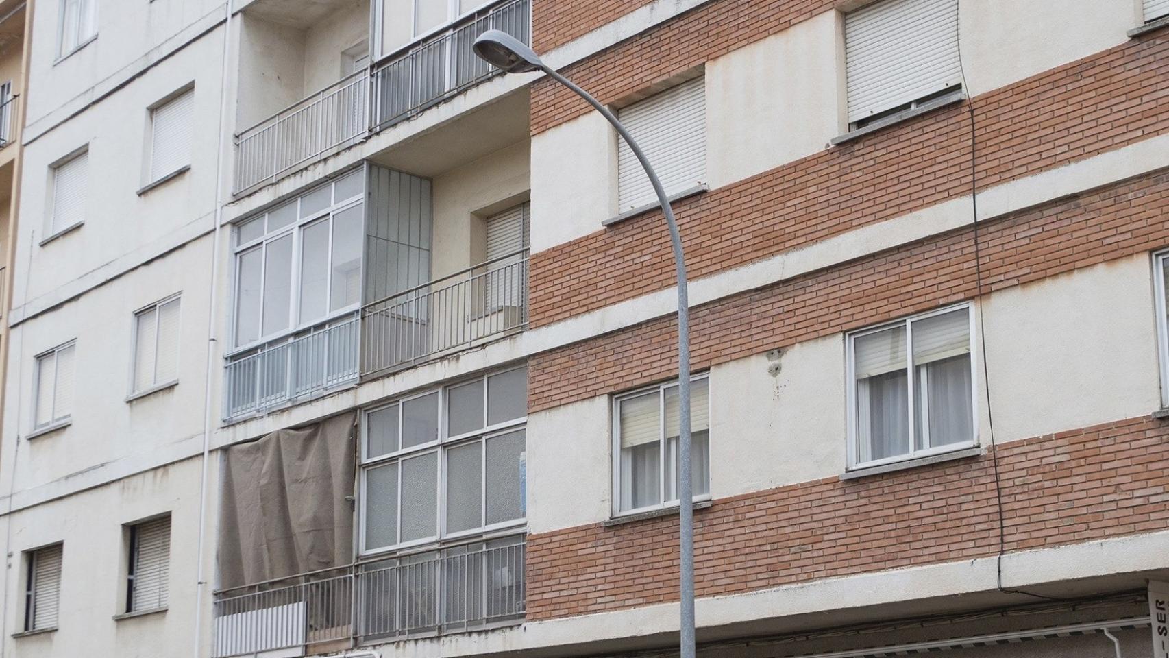 Vista del edificio y la ventana (en un círculo) desde el que cayó la niña muerta en Zamora, en la calle Arapiles 44.