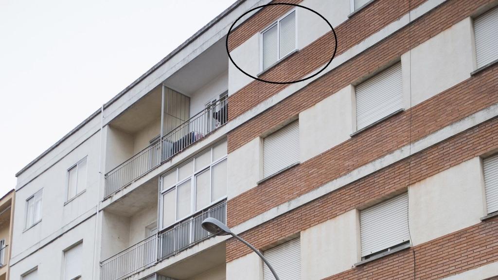 Vista del edificio y la ventana (en un círculo) desde el que cayó la niña muerta en Zamora, en la calle Arapiles 44.