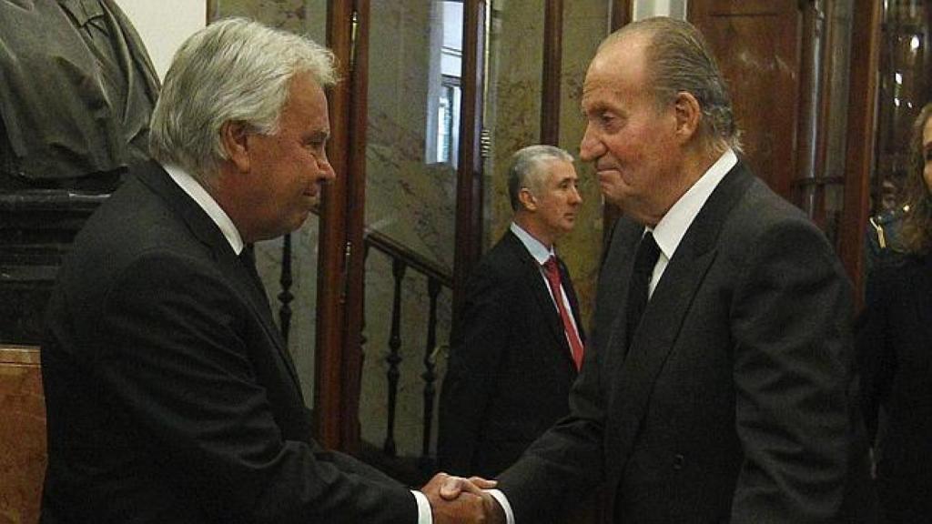 Felipe González saluda al rey emérito Juan Carlos durante el funeral de Adolfo Suárez.