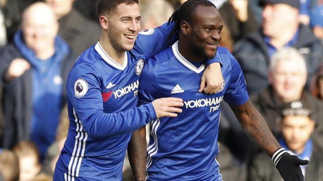 Eden Hazard celebra su gol junto a Victor Moses.