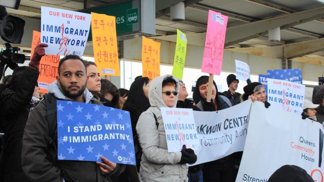 Protesta en uno de los aeropuertos de EEUU tras aprobarse la medida.