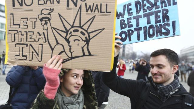 Manifestantes contrarios a Trump, este sábado en Berlín.