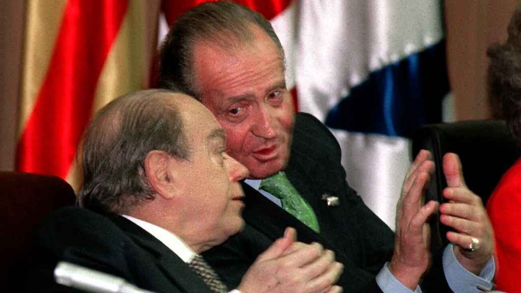 El rey Juan Carlos conversando con Jordi Pujol.