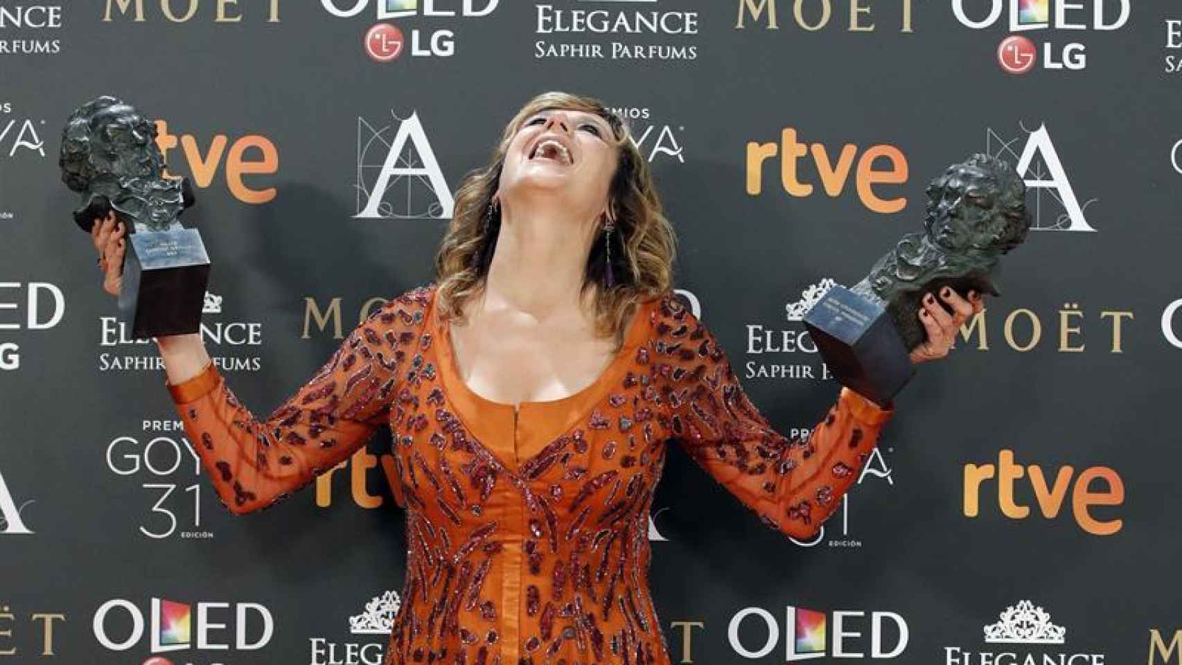 Emma Suárez con sus dos premios.
