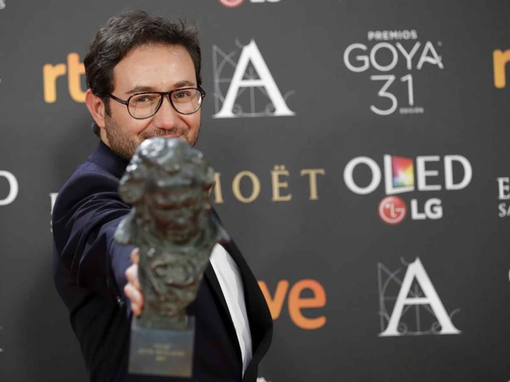 Carlos Santos posa tras recibir el Goya al mejor actor revelación.