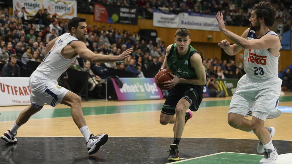 Neno intenta penetrar contra el Real Madrid.