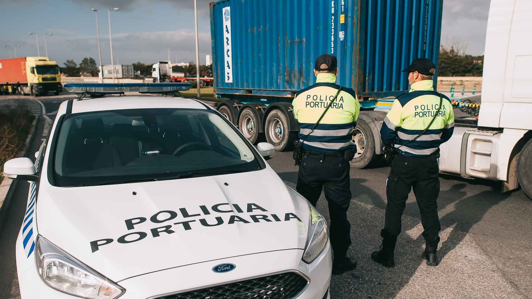 La Policía portuaria examina un camión.