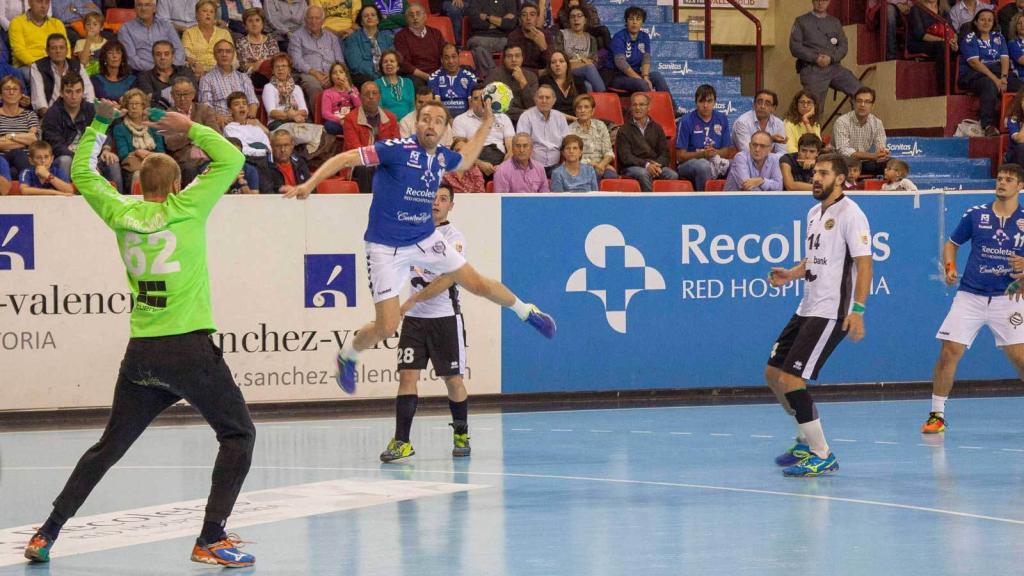 Fernando Hernández dispara durante un partido de la liga Asobal.