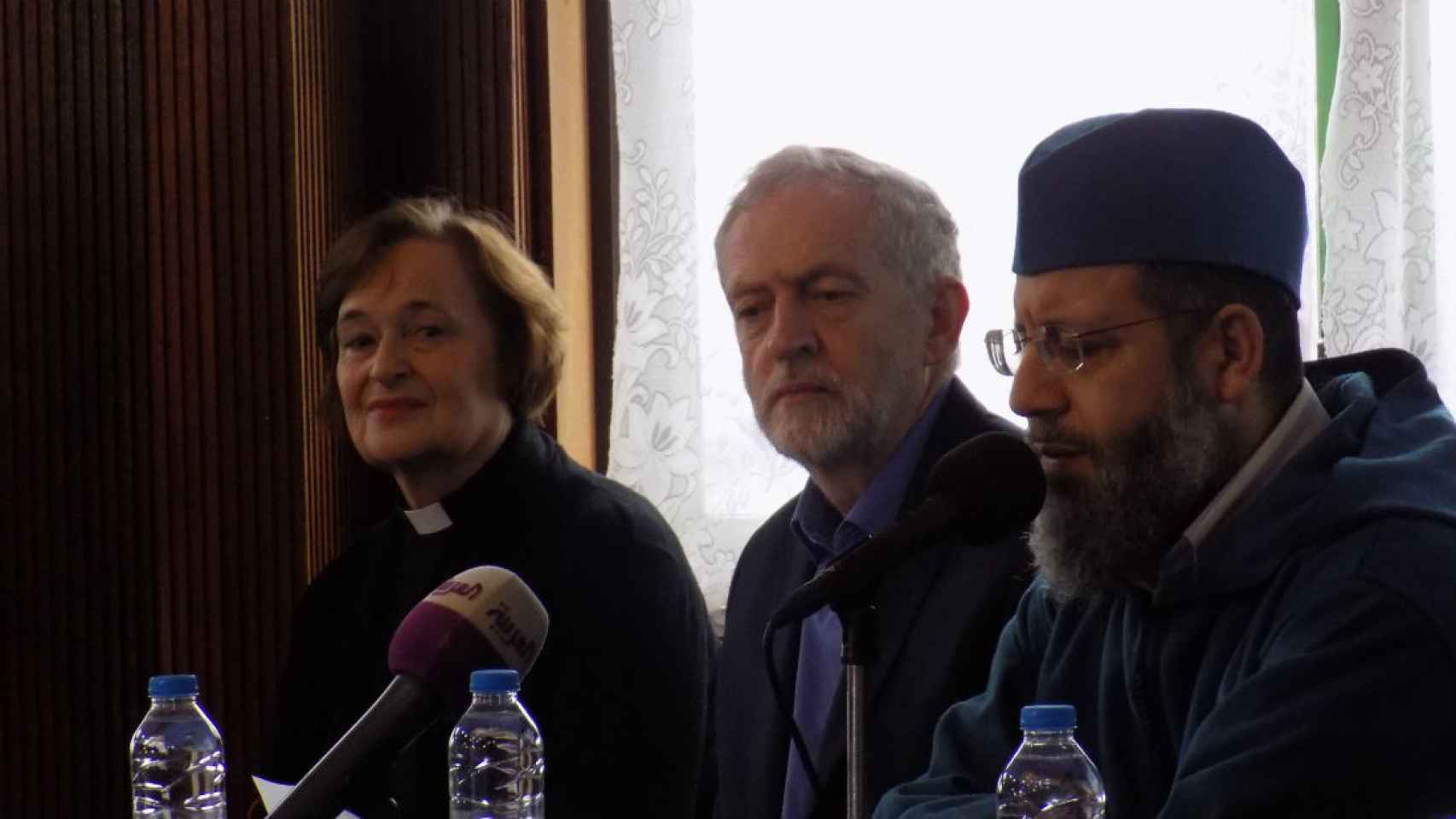 Jeremy Corbyn entre la reverenda de una iglesia local y el imán de la mezquita de Finsbury Park.