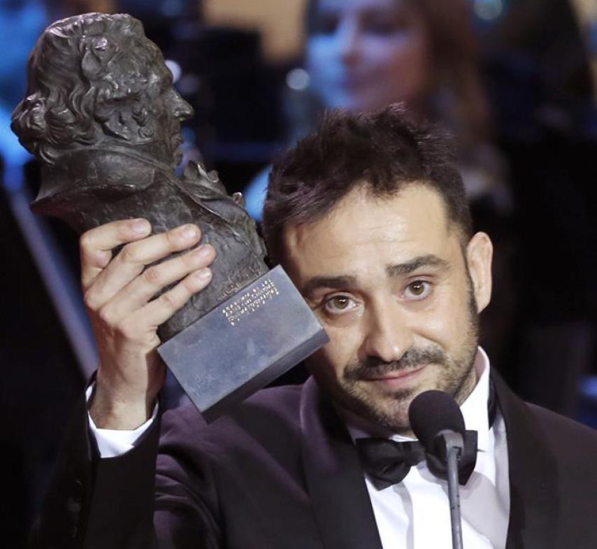 Juan Antonio Bayona con su premio a la Mejor dirección.