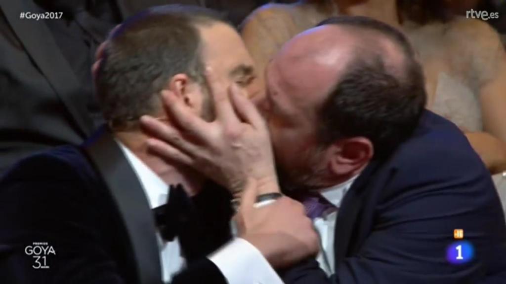 Este beso entre Rovira y Elejalde...