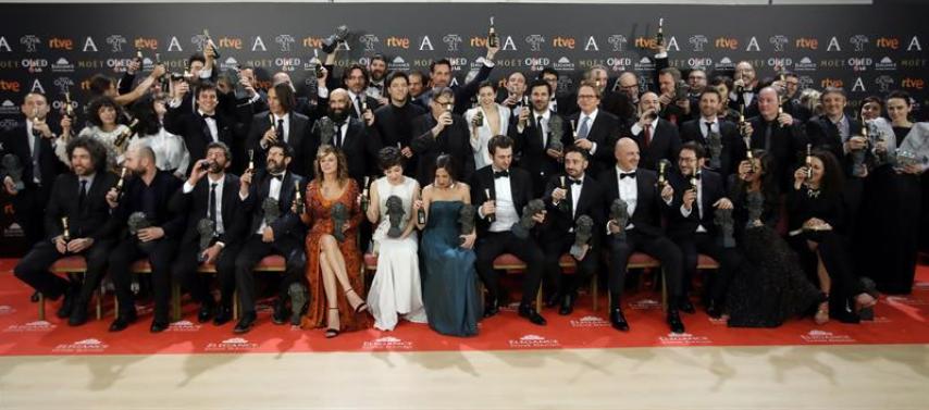 La foto de familia de los premiados en los Goya 2017.