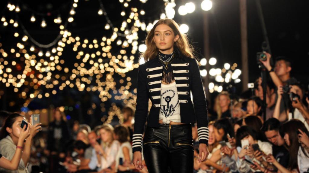 Gigi Hadid en el desfile de Tommy Hilfiger en NY (2016). / Foto: GTRESonline