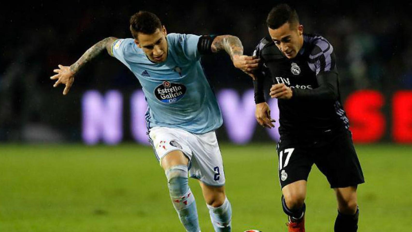 Lucas Vázquez pelea un balón con Hugo Mallo