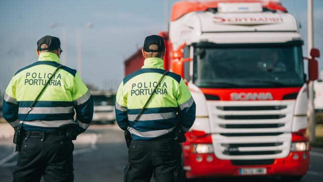 La Policía portuaria de Valencia en plena jornada de trabajo.